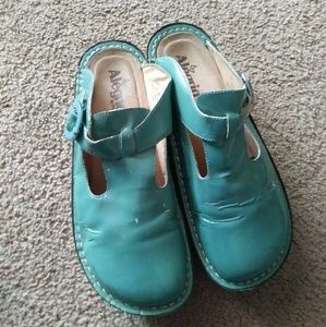 Teal alegria clogs
